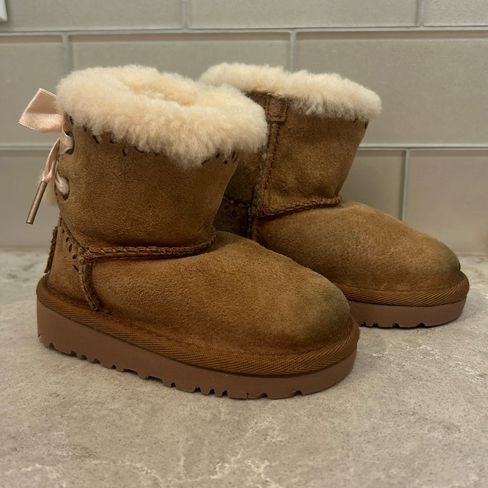 UGG CLASSIC MINI DAE SUNSHINE CHESTNUT BOW BOOTS - TODDLER GIRL SIZE 6
